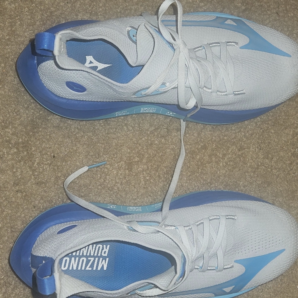 Mizuno Neo Vista Blue and White Running Shoes Like New